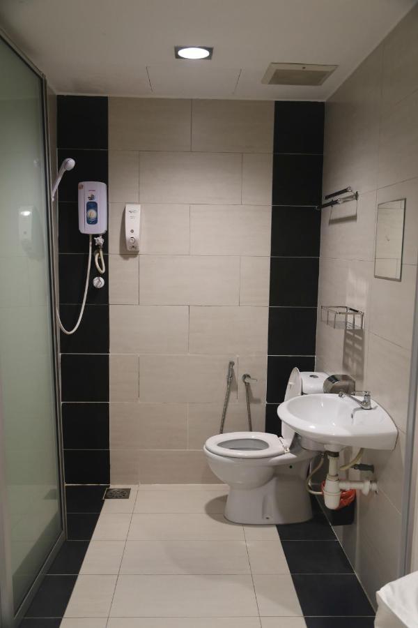 Wl Hotel Kampung Baharu Sungai Buluh Екстериор снимка