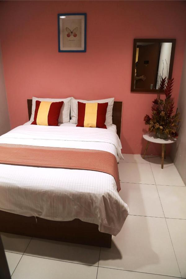 Wl Hotel Kampung Baharu Sungai Buluh Екстериор снимка